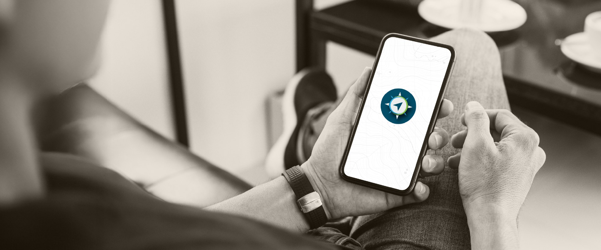 hand holding a mobile phone with the PAHOWHO FCU compass on the screen