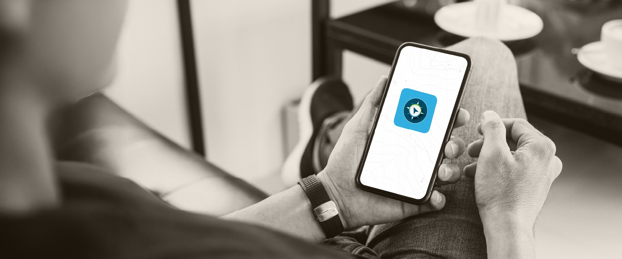 hand holding a mobile phone with the PAHOWHO FCU compass on the screen